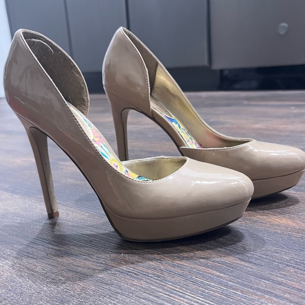 Women’s used Steve Madden nude platform heels 6.5
